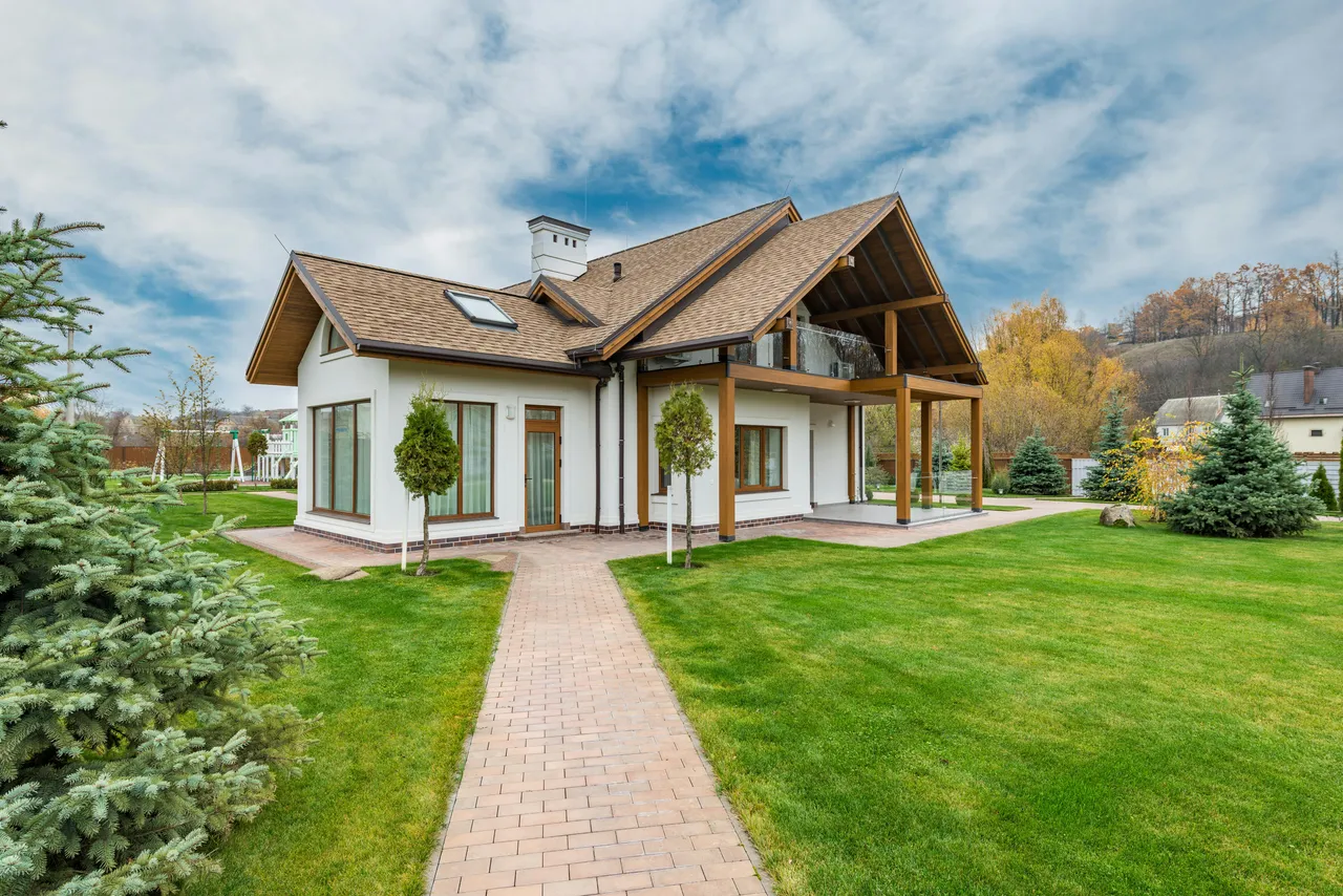 Design Arena brand asset featured on starmoon-luxury-real-es-kdjrxy.designarena.ai